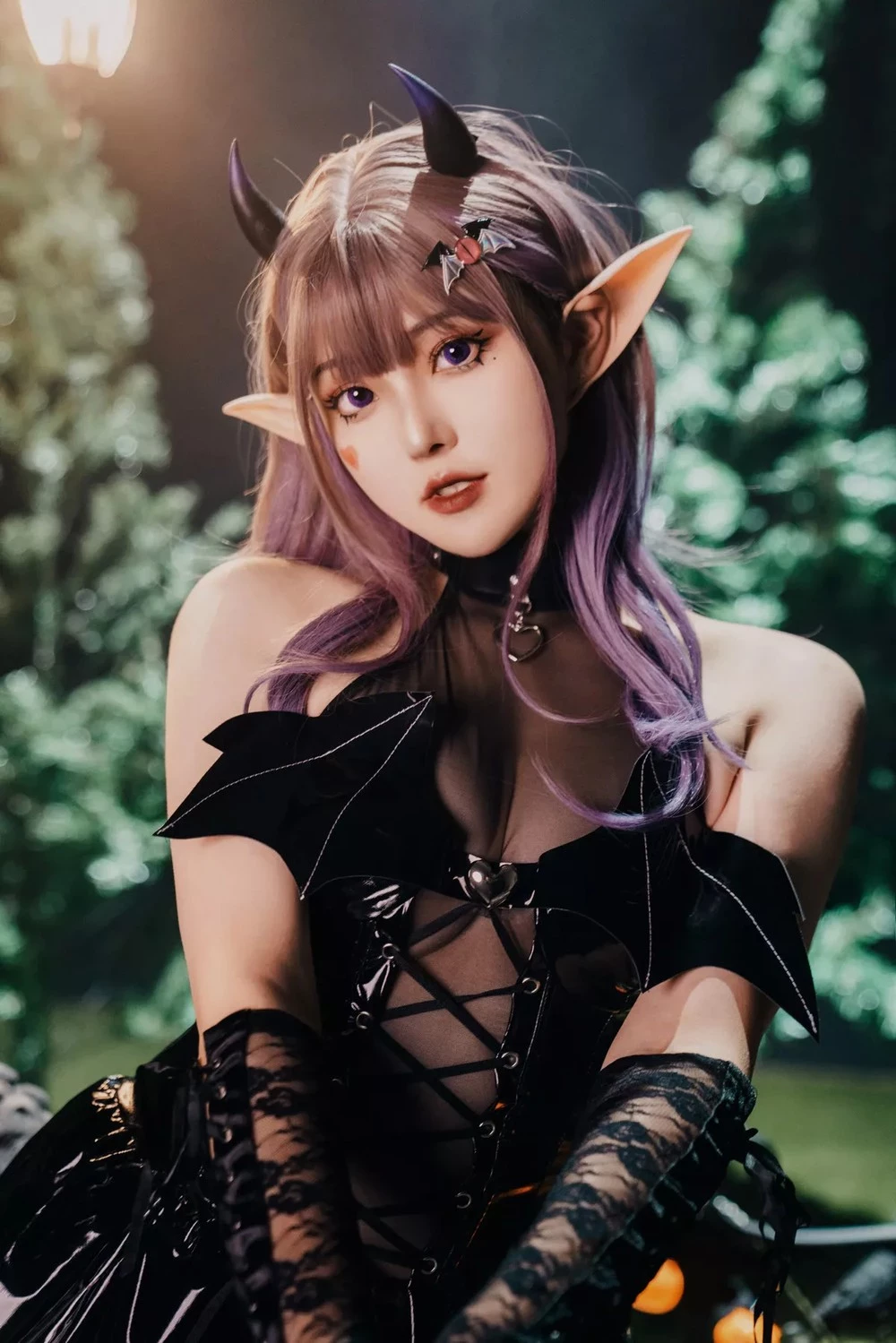 網絡美女Natsuko夏夏子萬聖小魔女主題性感精靈裝扮黑色皮質服飾配黑絲吊襪秀美腿誘惑...